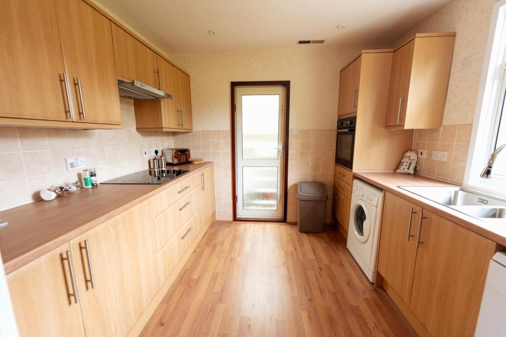 Spacious Family Bungalow With Garden For Up To 7 Epsom Exterior photo